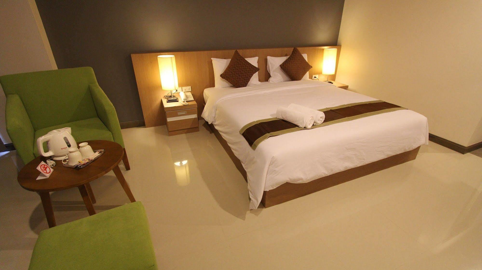 Hotel S Tara Grand Surat Thani Esterno foto