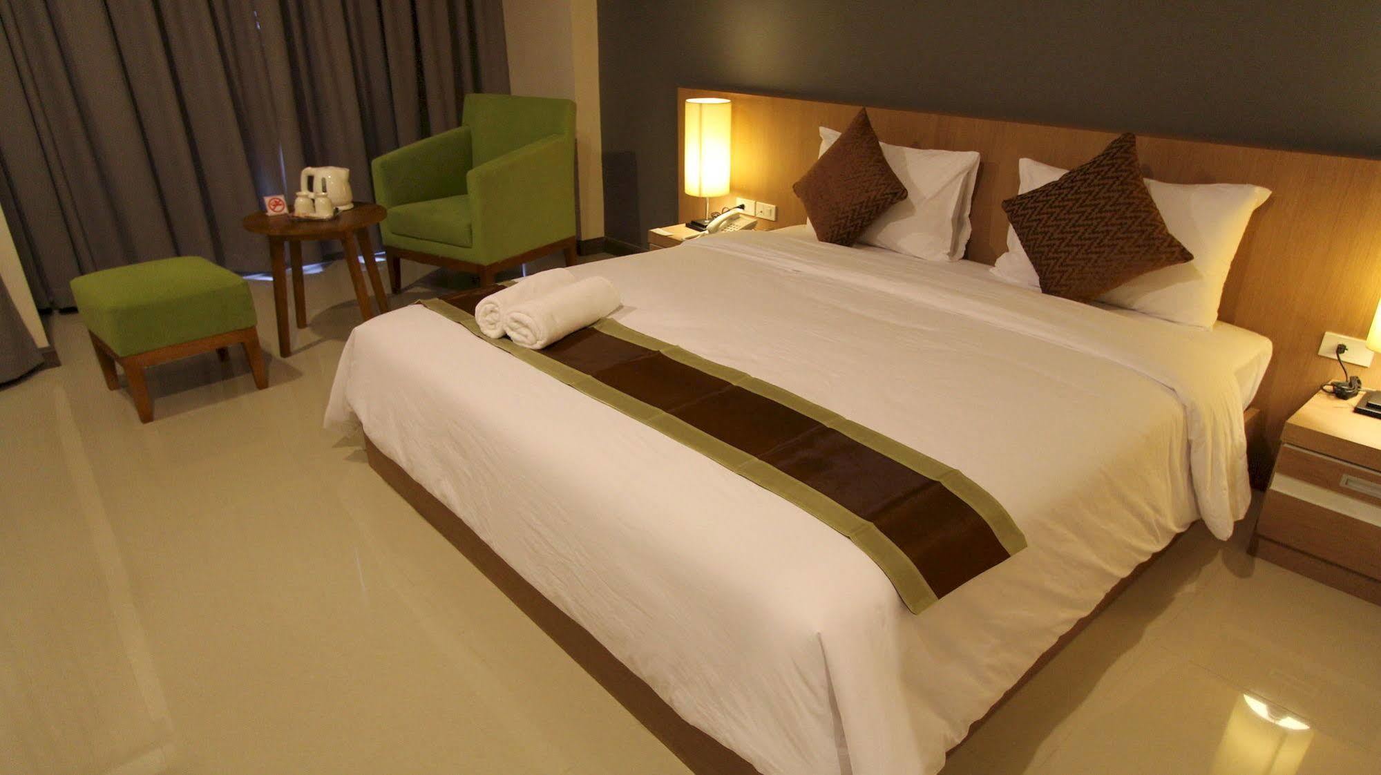 Hotel S Tara Grand Surat Thani Esterno foto