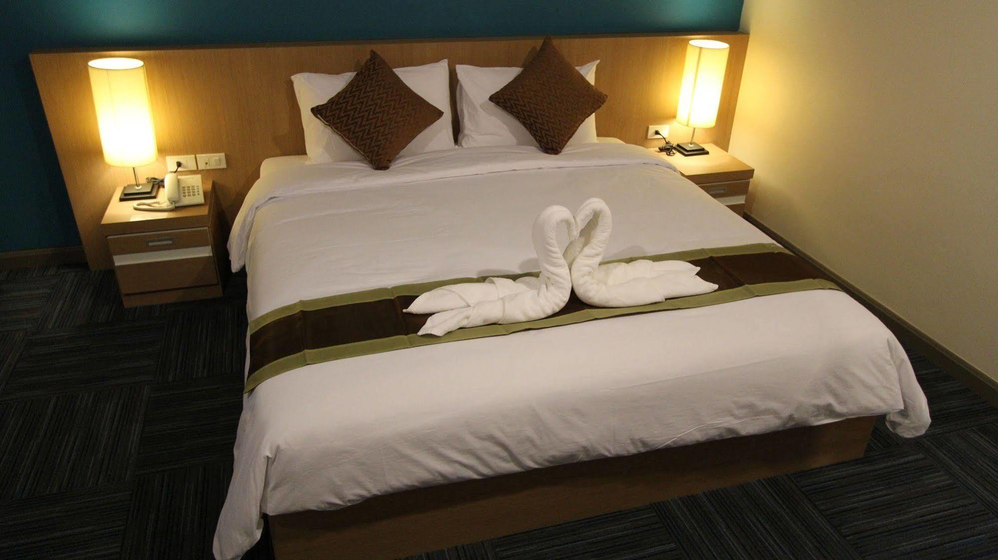 Hotel S Tara Grand Surat Thani Esterno foto